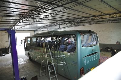 爆炸客車內(nèi)部已經(jīng)面目全非。據(jù)華商報(bào)