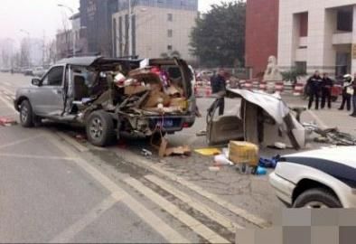 一輛越野車在車禍中受損嚴(yán)重。圖據(jù)網(wǎng)絡(luò)