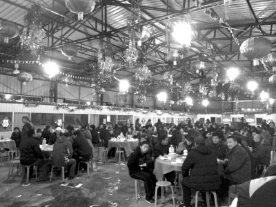 村主任孫女滿月宴席上，坐滿了前來道賀的村民。京華時報記者陶冉攝