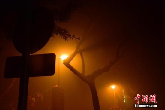 1月31日凌晨，市民行走在煙霧繚繞的南京街頭。當(dāng)天是農(nóng)歷馬年正月初一，南京有限開禁燃放煙花爆竹正逢下霧天，空氣的不流通致使煙花爆竹燃燒后產(chǎn)生的顆粒物不能及時(shí)散開，造成整座城市煙霧繚繞。據(jù)當(dāng)?shù)丨h(huán)保部門發(fā)布的信息顯示，空氣質(zhì)量屬重度污染。中新社發(fā) 泱波 攝