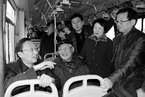 繆瑞林在車(chē)上與市民、乘委會(huì)委員交流 通訊員 卜照雪 攝