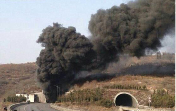 3月1日14時(shí)50分，山西，晉濟(jì)高速巖后隧道內(nèi)一輛拉煤車和一輛載有液態(tài)甲醇的車輛相撞爆炸。