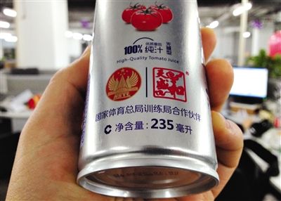 在涉訴產(chǎn)品的包裝上，印著“國家體育總局訓(xùn)練局合作伙伴”標(biāo)識。新京報記者 倪華初 攝