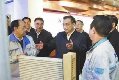 昨天，李克強(qiáng)在科技園查看PM2.5過濾設(shè)備。圖/新華視點(diǎn)微博