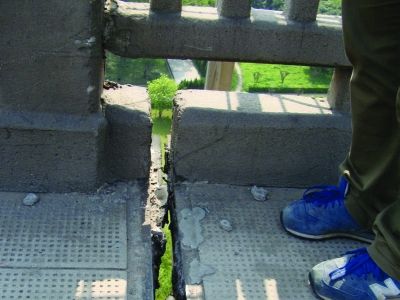 圖為大橋17號(hào)墩處橋面裂縫。梅建明 攝