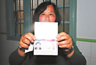 鄭修院的妻子拿著丈夫的護(hù)照，赴美簽證已經(jīng)辦好