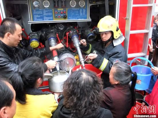 　4月11日，蘭州市自來水苯含量嚴重超標，蘭州啟動公共突發(fā)事件應(yīng)急機制，緊急調(diào)配安全水源在居民區(qū)投放，圖為消防隊給西固蘭玻西社區(qū)居民送來水，市民排隊取水。裴強 攝 圖片來源：東方IC 版權(quán)作品 請勿轉(zhuǎn)載