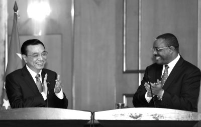 ▲國務(wù)院總理李克強在亞的斯亞貝巴與埃塞俄比亞總理海爾馬里亞姆會談后，共同會見記者。 新華社發(fā)