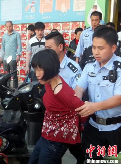  5月8日上午8時(shí)10分左右，江西省撫州市黎川縣日峰鎮(zhèn)家家樂超市發(fā)生一起持刀傷人案件。