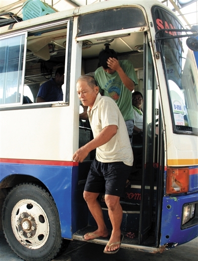 被菲抓扣漁民:11人關4平米船艙靠縫隙呼吸 被菲抓扣漁民:11人關4平米船艙靠縫隙呼吸