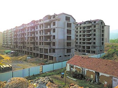 住宅樓的外立面還未裝修，但據(jù)售樓處工作人員介紹，第一批開盤已經(jīng)賣掉了99套。