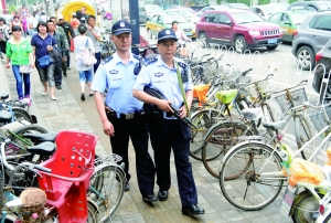 人流密集的街頭,持槍巡邏。