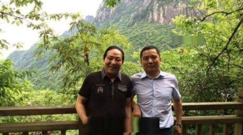 王林開(kāi)心與人合影 王林開(kāi)心與人合影