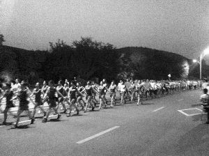 廣場(chǎng)舞大媽“轉(zhuǎn)行”，徐州每晚萬(wàn)人暴走