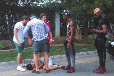 外籍男子路邊發(fā)現(xiàn)醉漢將其圍住。