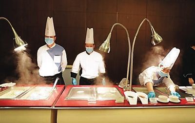 工作人員在餐廳忙碌。(網(wǎng)絡(luò)圖片) 工作人員在餐廳忙碌。(網(wǎng)絡(luò)圖片)