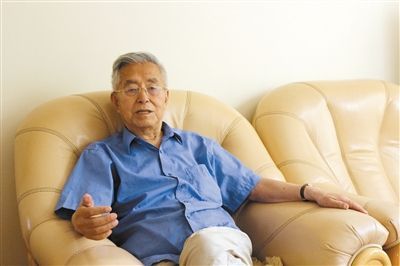 楊維駿 歷任云南省政協(xié)副主席等職。89歲高齡的楊維駿為12名失地農(nóng)民代表開(kāi)道，到云南省政協(xié)反映問(wèn)題。
