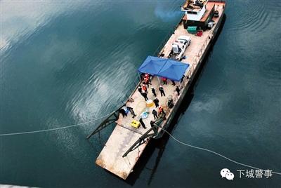 為搜尋深水沉尸，杭州警方租用的船只在水面作業(yè)。本版圖片/杭州警方提供