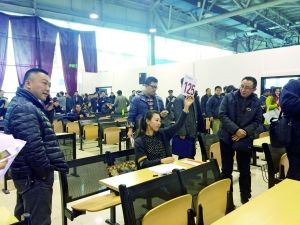 　首批中央和國家機關公車第三場拍賣現(xiàn)場。賈悅/攝