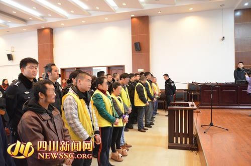 胡寶寶（右四）等接受集中宣判。