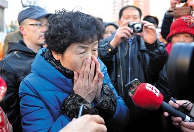 2月9日，呼格吉勒圖的母親尚愛云在旁聽趙志紅案后，接受媒體采訪時落淚。新華社記者 任軍川 攝