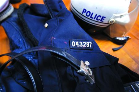 在閔行區(qū)虹橋派出所的一角，擺放著茆盛泉曾經(jīng)最愛的警服。“043297”的警號、深色的警服依稀可見已經(jīng)凝固的血跡，警用皮帶也斷裂了。