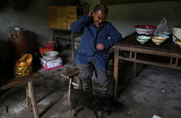 高齡農(nóng)民工:靠吃肉補充體力 靠染發(fā)躲過檢查 高齡農(nóng)民工:靠吃肉補充體力 靠染發(fā)躲過檢查