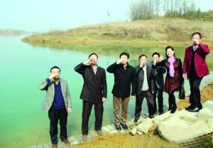 活動(dòng)儀式現(xiàn)場(chǎng)，一眾人舀起漳河水直接喝下