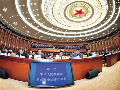 昨日，食品安全法修訂草案提交十二屆全國(guó)人大常委會(huì)第十四次會(huì)議進(jìn)行三審。 新華社記者 李濤 攝