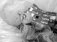 食藥監(jiān)執(zhí)法人員封存了無證水廠的假商標。