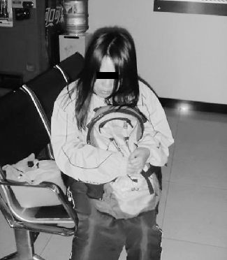 扮學(xué)生妹乞討的女子。