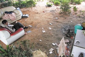 流浪者棲身城市高架橋下 生存無尊嚴隨時等死 流浪者棲身城市高架橋下 生存無尊嚴隨時等死