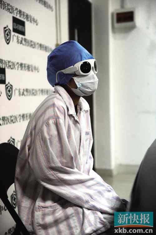 小美見媒體時把自己遮掩得嚴嚴實實 小美見媒體時把自己遮掩得嚴嚴實實