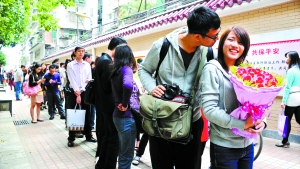 2011年11月11日，越秀區(qū)民政局，登記結(jié)婚的隊(duì)伍排了足有一百米長(zhǎng)（資料圖片）?！∮浾唿S澄鋒攝