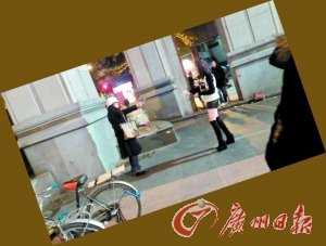 黑衣女拿著剪刀指著“保時捷女孩”。