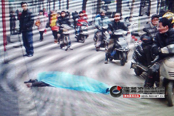 2月4日早上8時30分許，長沙人民中路255號一棟住宅樓露天樓梯6樓頂部，一名三十多歲的中年男子跳下