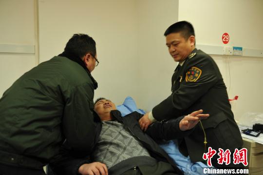 被“黑車”頂跑近5公里的執(zhí)法隊員周應鑄被送至醫(yī)院急救?！￠Z成全　攝