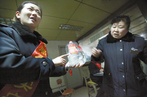 　車站人員在講述當時情況，一桶5斤的白酒已被喝掉大半記者周杰攝