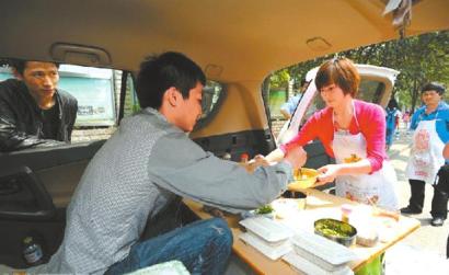 四川宜賓:大學(xué)生情侶開(kāi)越野賣涼面引熱議 四川宜賓:大學(xué)生情侶開(kāi)越野賣涼面引熱議