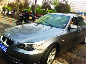這輛寶馬車前擋風玻璃被砸 這輛寶馬車前擋風玻璃被砸