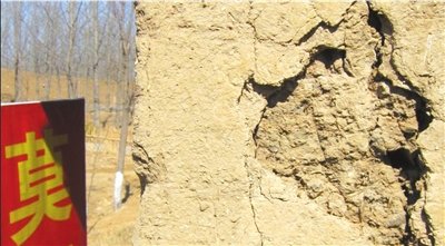 莫言舊居遭游客摳墻挖磚 撒在家中稱(chēng)可占文氣 莫言舊居遭游客摳墻挖磚 撒在家中稱(chēng)可占文氣