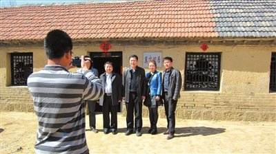 莫言舊居遭游客摳墻挖磚 撒在家中稱(chēng)可占文氣 莫言舊居遭游客摳墻挖磚 撒在家中稱(chēng)可占文氣