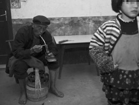 男子因無錢給女兒交學費持仿真手槍搶劫(圖) 男子因無錢給女兒交學費持仿真手槍搶劫(圖)