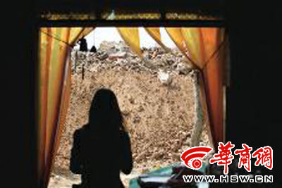 學(xué)校旁的小賣部老板李女士看著店門口的建筑垃圾很頭疼 本報(bào)記者董國(guó)梁攝