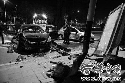 司機(jī)酒駕拖行市民上百米 面對(duì)盤問(wèn)保持笑容(圖)