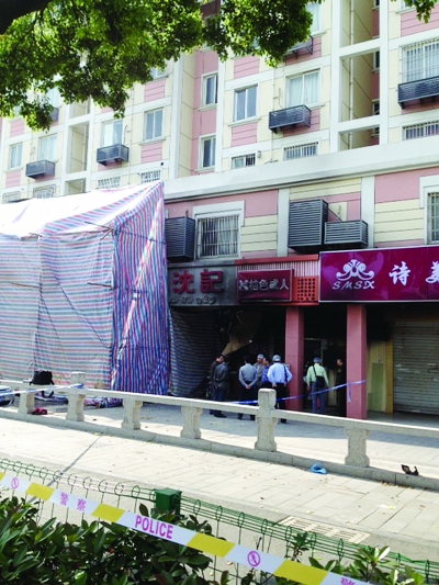 警方勘查事故現(xiàn)場。