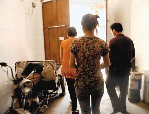 在眾人的勸說下，娟娟跟著爸媽走出了傳銷窩點