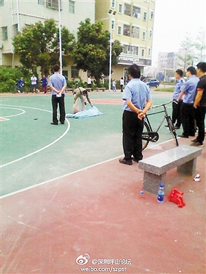 事發(fā)后，警方趕往現(xiàn)場(chǎng)進(jìn)行處理。圖片來源于微博