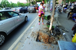 幸虧轎車撞到香樟樹上停了下來,否則后果更嚴(yán)重。