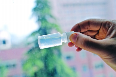 女童眼里取出的線(xiàn)蟲(chóng)。吳葉青 攝